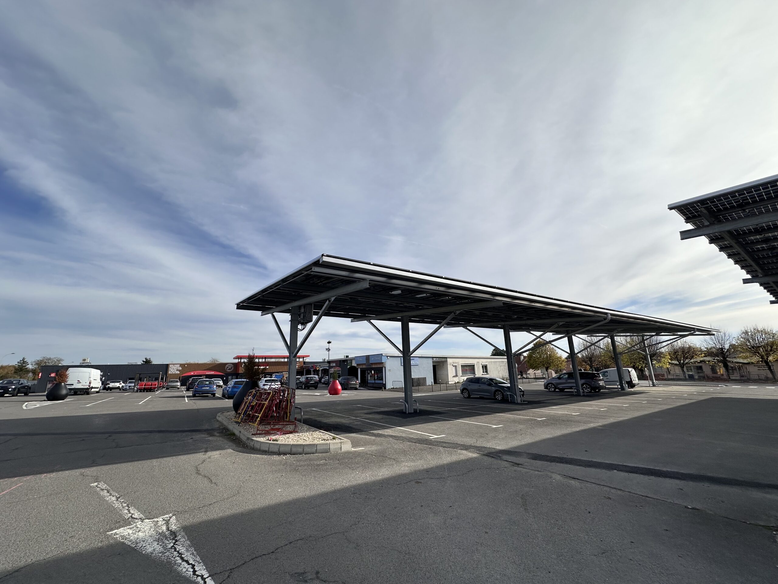 Ombrières photovoltaïques - Intermarché Saint-Germain-du-Puy